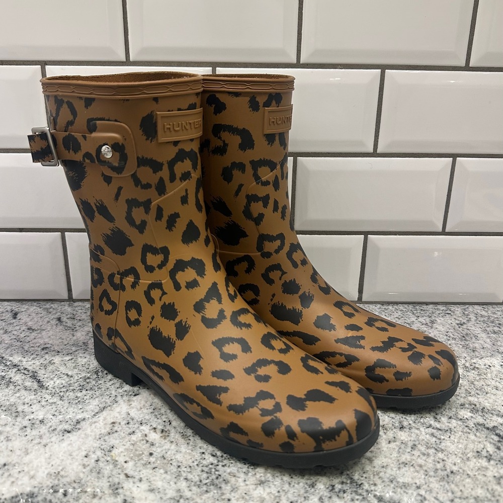 Hunter Women 7 Refined Short Rain Boots Tan Leopard Print Rubber Buckle Chic